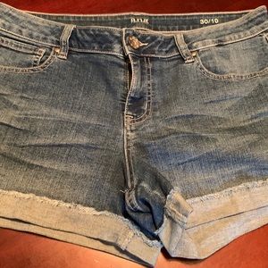 a.n.a short size 30